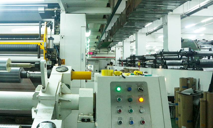 平達(dá)利擁有50余套包裝袋生產(chǎn)設(shè)備